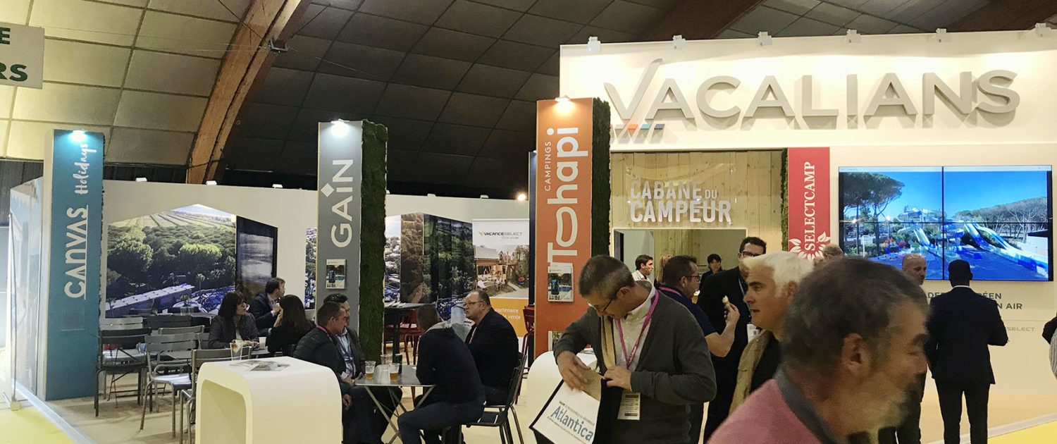 Conception fabrication et installation de stand d'exposition sur mesure. Menuiserie, audiovisuel et décoration florale - Stand déco