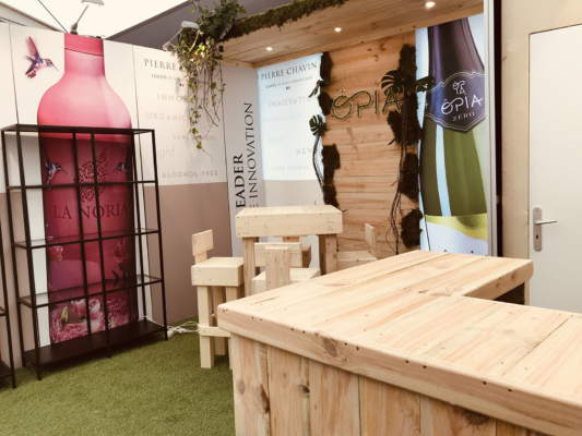 Conception de stand Le Transversale - Mobilier en PIN PEFC cloisons et déco en tissu tendu + menuiseries sur mesure Gazon au sol