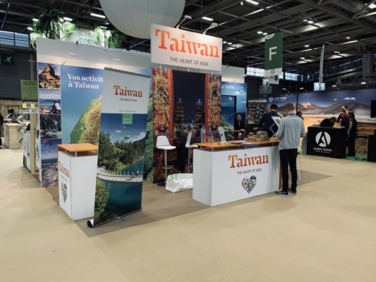 Conception et fabrication stand Le Transversale - exposition sur salon SMT Paris 2019 - fabrication de banques accueil menuisées - tissus tendus enseignes hautes - impression par sublimation